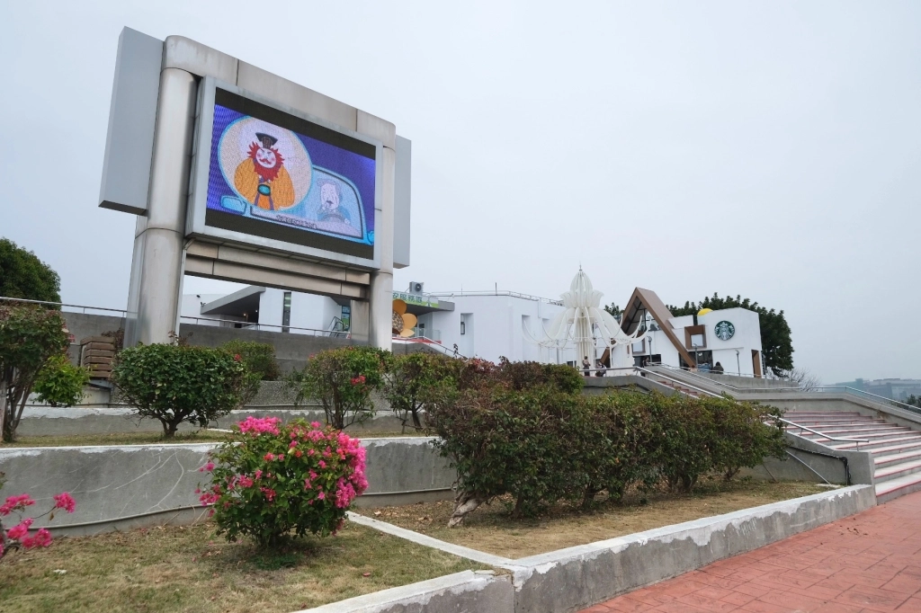 台中后里｜星巴克泰安南門市，夢幻的積木城堡和浪漫的旋轉木馬，泰安休息站裡的星巴克門市 @飛天璇的口袋