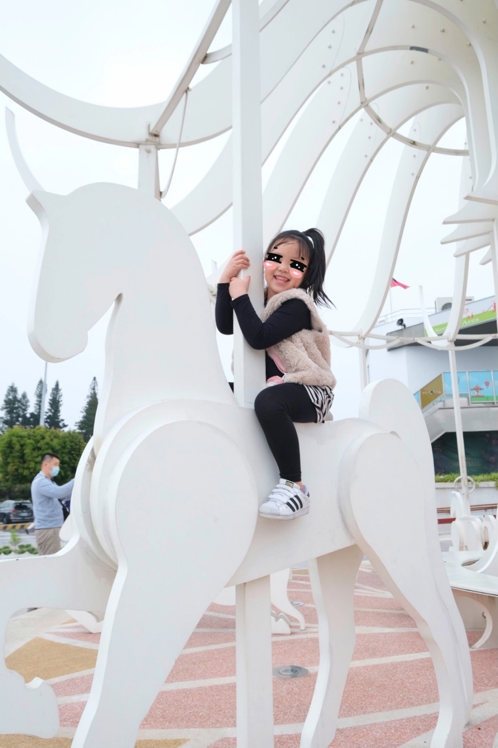 台中后里｜星巴克泰安南門市，夢幻的積木城堡和浪漫的旋轉木馬，泰安休息站裡的星巴克門市 @飛天璇的口袋