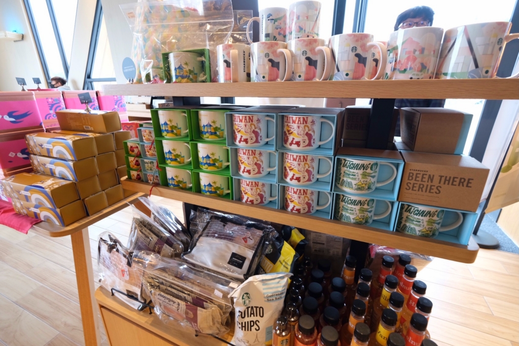 台中后里｜星巴克泰安南門市，夢幻的積木城堡和浪漫的旋轉木馬，泰安休息站裡的星巴克門市 @飛天璇的口袋