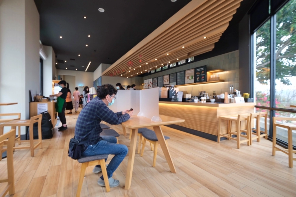 台中后里｜星巴克泰安南門市，夢幻的積木城堡和浪漫的旋轉木馬，泰安休息站裡的星巴克門市 @飛天璇的口袋