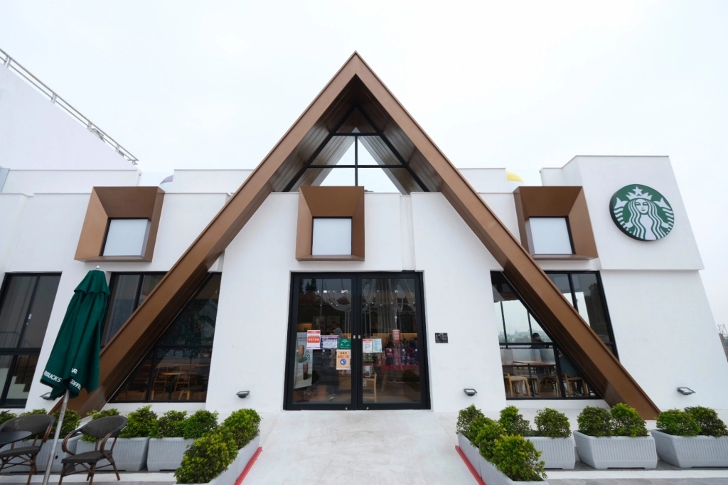 台中后里｜星巴克泰安南門市，夢幻的積木城堡和浪漫的旋轉木馬，泰安休息站裡的星巴克門市 @飛天璇的口袋