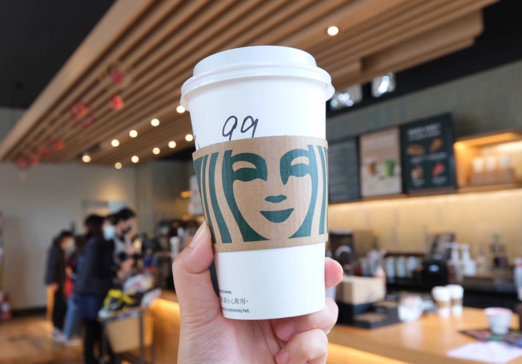 台中后里｜星巴克泰安南門市，夢幻的積木城堡和浪漫的旋轉木馬，泰安休息站裡的星巴克門市 @飛天璇的口袋