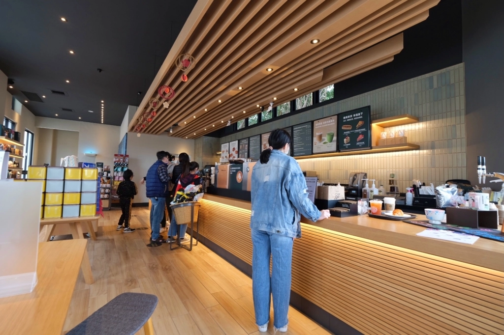 台中后里｜星巴克泰安南門市，夢幻的積木城堡和浪漫的旋轉木馬，泰安休息站裡的星巴克門市 @飛天璇的口袋