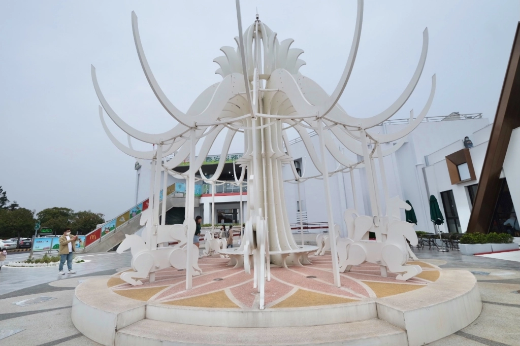 台中后里｜星巴克泰安南門市，夢幻的積木城堡和浪漫的旋轉木馬，泰安休息站裡的星巴克門市 @飛天璇的口袋