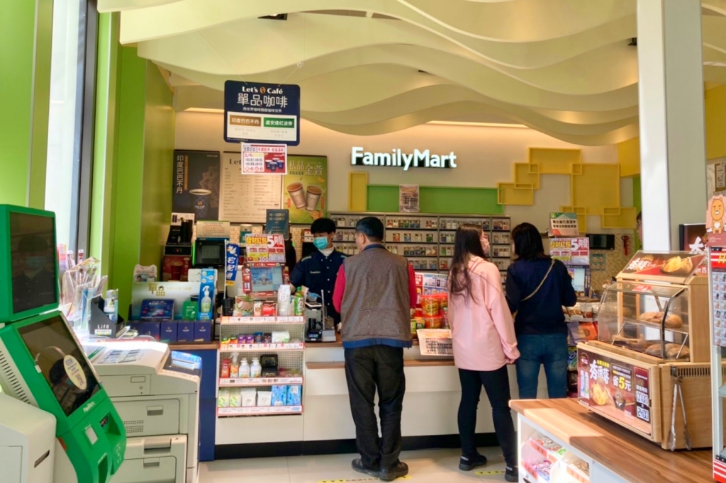 苒冉蒔日全家便利商店｜水里聯勤轉型全家便利超市，有南投最美的便利商店之稱 @飛天璇的口袋