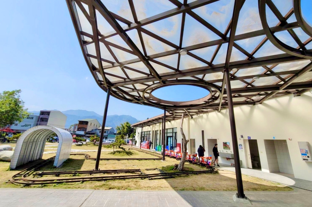 苒冉蒔日全家便利商店｜水里聯勤轉型全家便利超市，有南投最美的便利商店之稱 @飛天璇的口袋