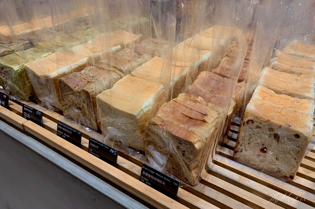 台中西屯｜Miopane．新光三越神級的粘粘胡桃肉桂捲，還有月銷萬顆的爆餡貝果 @飛天璇的口袋