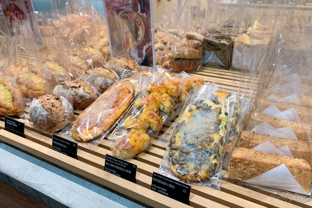 台中西屯｜Miopane．新光三越神級的粘粘胡桃肉桂捲，還有月銷萬顆的爆餡貝果 @飛天璇的口袋