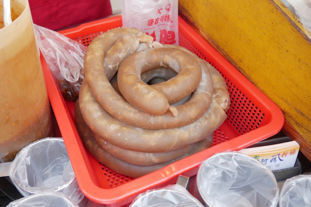 【台中大甲】康家阿媽ㄟ粉腸，大甲鎮瀾宮前超人氣粉腸，傳承60年媒體爭相報導 @飛天璇的口袋