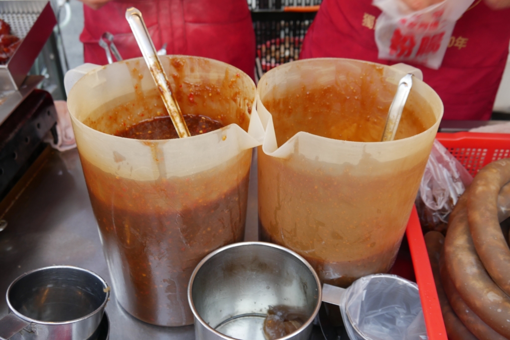 【台中大甲】康家阿媽ㄟ粉腸，大甲鎮瀾宮前超人氣粉腸，傳承60年媒體爭相報導 @飛天璇的口袋