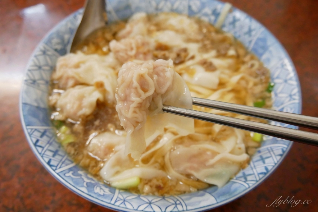 台中南屯｜阿有麵店．南屯萬和宮旁近一甲子的麵店，平日中午也是人氣滿滿滿 @飛天璇的口袋