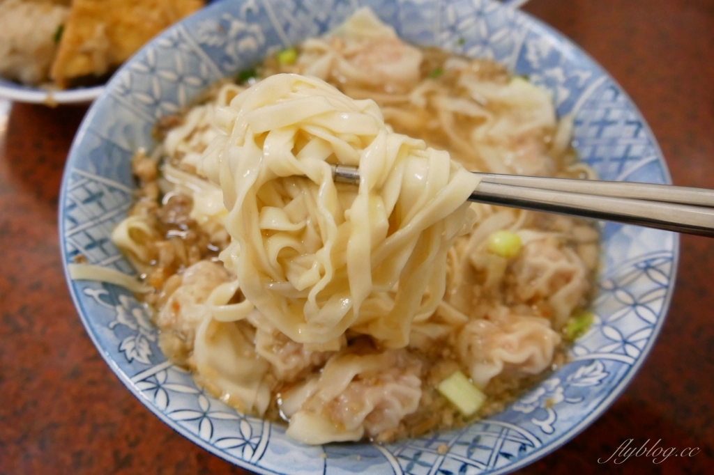 台中南屯｜阿有麵店．南屯萬和宮旁近一甲子的麵店，平日中午也是人氣滿滿滿 @飛天璇的口袋