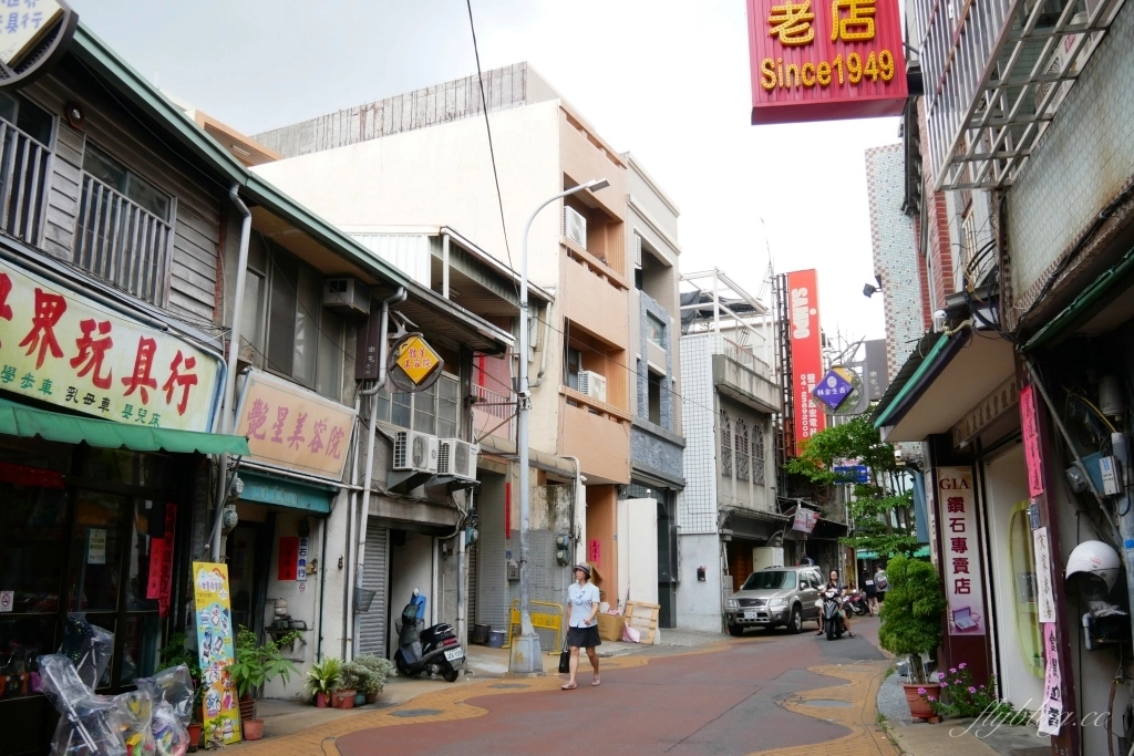 台中南屯｜阿有麵店．南屯萬和宮旁近一甲子的麵店，平日中午也是人氣滿滿滿 @飛天璇的口袋