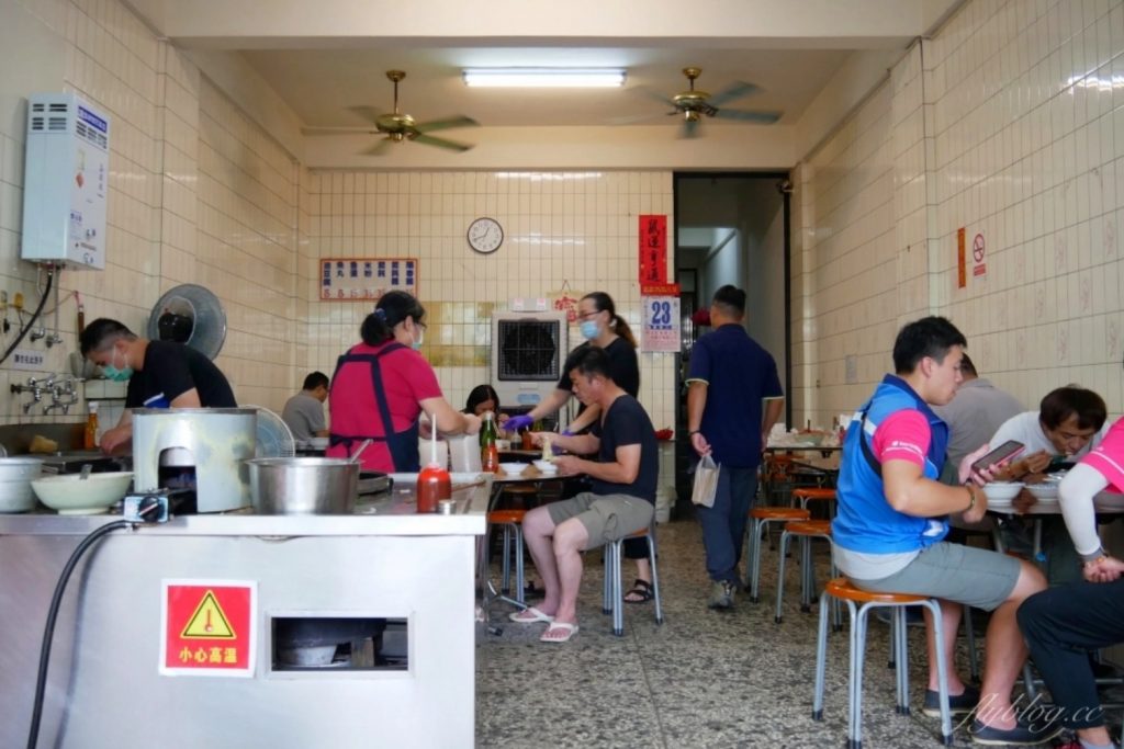 台中南屯｜阿有麵店．南屯萬和宮旁近一甲子的麵店，平日中午也是人氣滿滿滿 @飛天璇的口袋