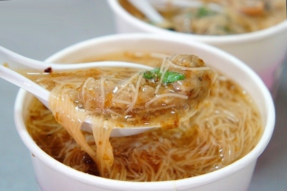 台中西區｜陳記蚵仔麵線，在地營業超過30年的麵線攤，第五市場超人氣排隊美食 @飛天璇的口袋