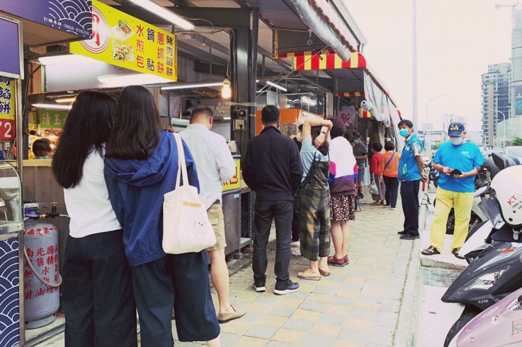 周記水煎包｜隱身黎明市場內的水煎包，最接地氣的台式下午茶銅板美食 @飛天璇的口袋