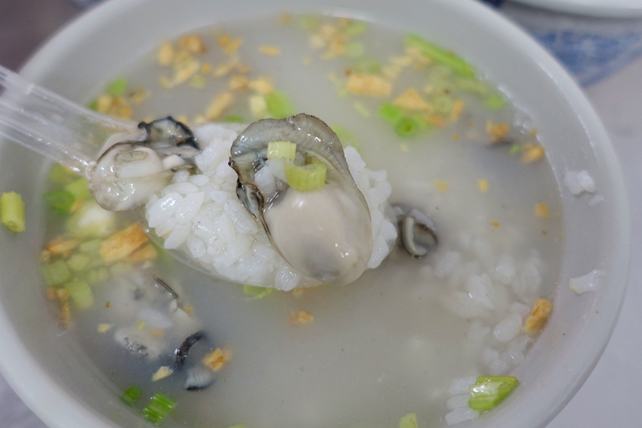 台中西區｜第五市場蚵仔粥．樂群街超人氣美食，必點人氣綜合小菜 @飛天璇的口袋