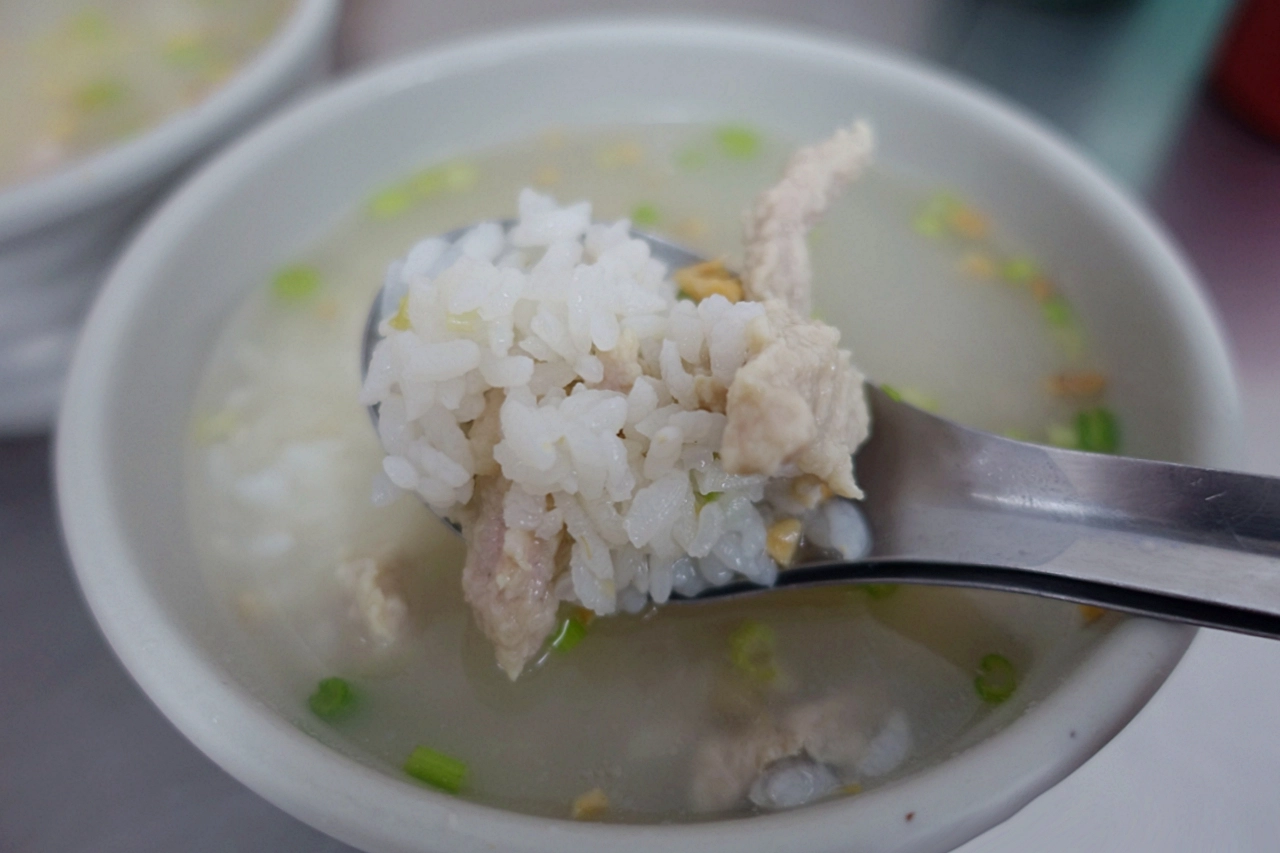 台中西區｜第五市場蚵仔粥．樂群街超人氣美食，必點人氣綜合小菜 @飛天璇的口袋