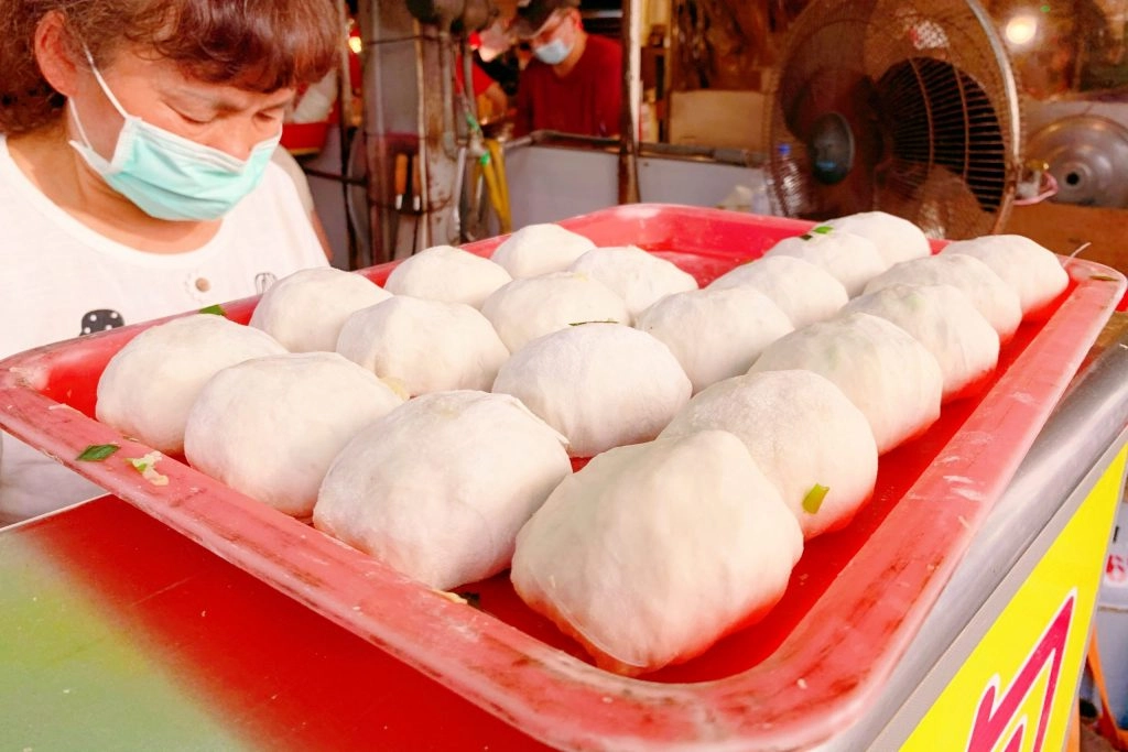 周記水煎包｜隱身黎明市場內的水煎包，最接地氣的台式下午茶銅板美食 @飛天璇的口袋