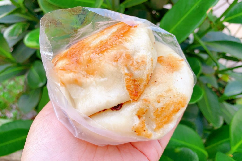 周記水煎包｜隱身黎明市場內的水煎包，最接地氣的台式下午茶銅板美食 @飛天璇的口袋