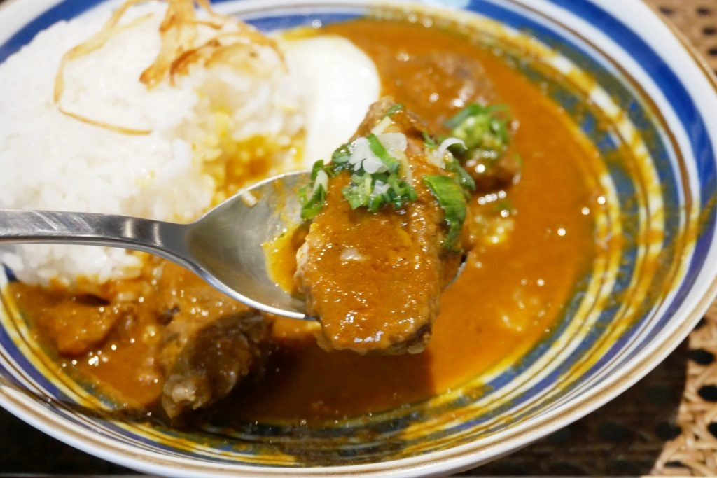 台中北區｜新高軒咖哩．藝人唐禹哲開的咖哩專賣店，濃濃的復古風進駐一中商圈 @飛天璇的口袋