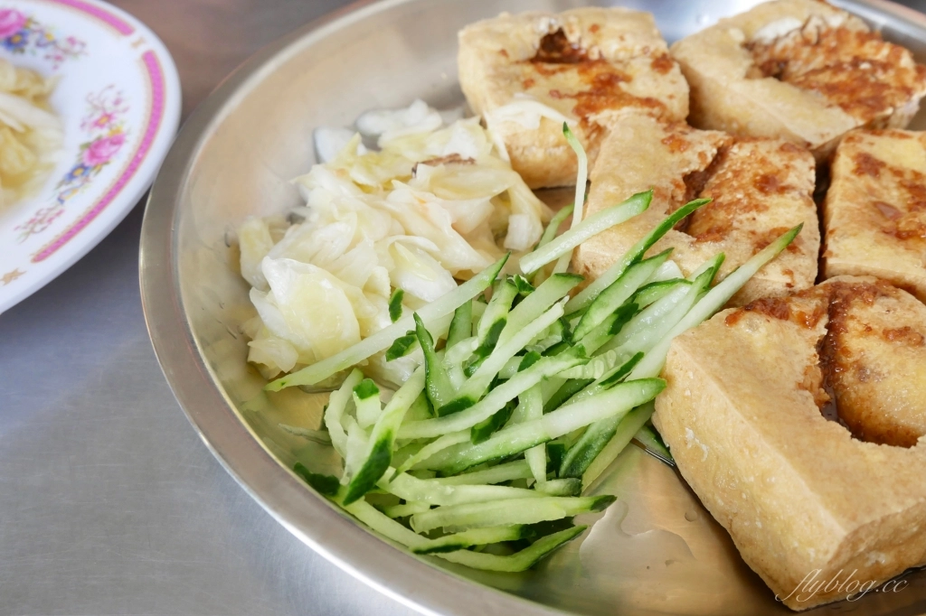 台中南屯｜成功臭豆腐，成功嶺鐵皮屋臭豆腐麵線店，鄰近南屯彩虹眷村銅板美食 @飛天璇的口袋