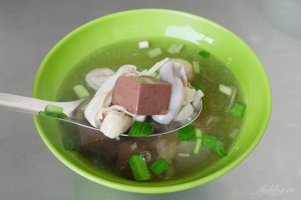 台中南屯｜成功臭豆腐，成功嶺鐵皮屋臭豆腐麵線店，鄰近南屯彩虹眷村銅板美食 @飛天璇的口袋