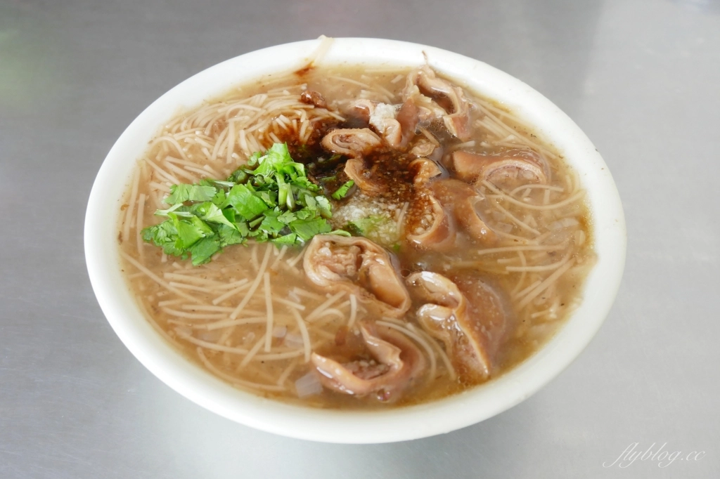 台中南屯｜成功臭豆腐，成功嶺鐵皮屋臭豆腐麵線店，鄰近南屯彩虹眷村銅板美食 @飛天璇的口袋