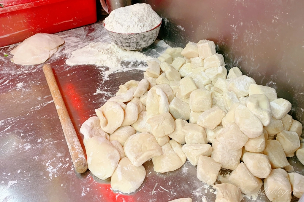 周記水煎包｜隱身黎明市場內的水煎包，最接地氣的台式下午茶銅板美食 @飛天璇的口袋