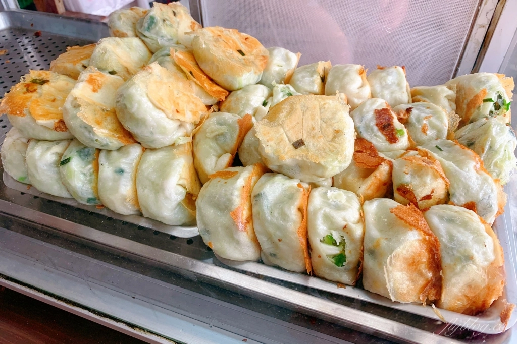 周記水煎包｜隱身黎明市場內的水煎包，最接地氣的台式下午茶銅板美食 @飛天璇的口袋