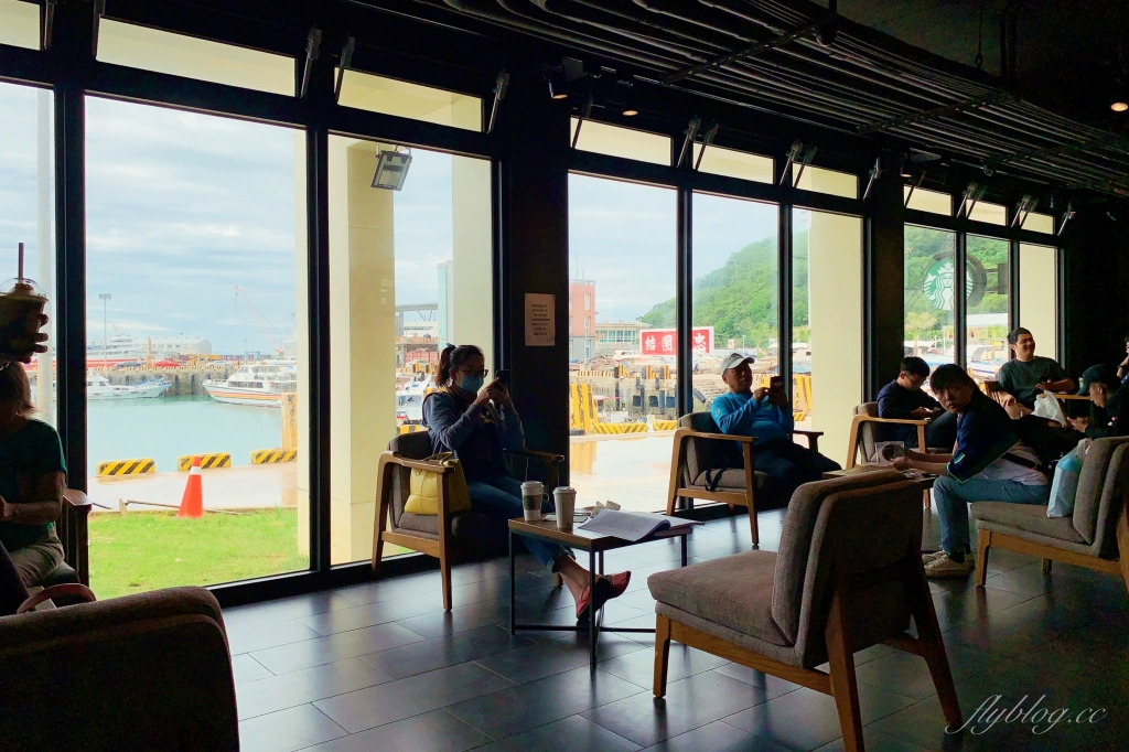 馬祖南竿｜馬祖特色星巴克門市，最台最靠北的星巴克，坐擁南竿福澳港無敵海景 @飛天璇的口袋
