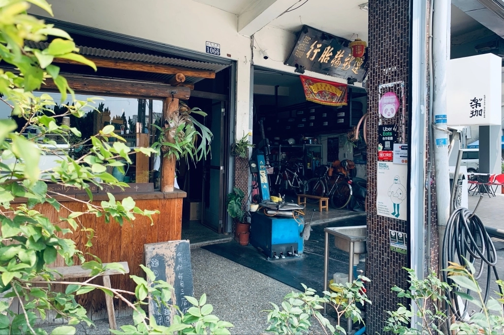 台中烏日｜楽珈 Coffee Roaster，咖啡甜點和麵包都很有水準，值得為了一杯咖啡專程跑一趟 @飛天璇的口袋