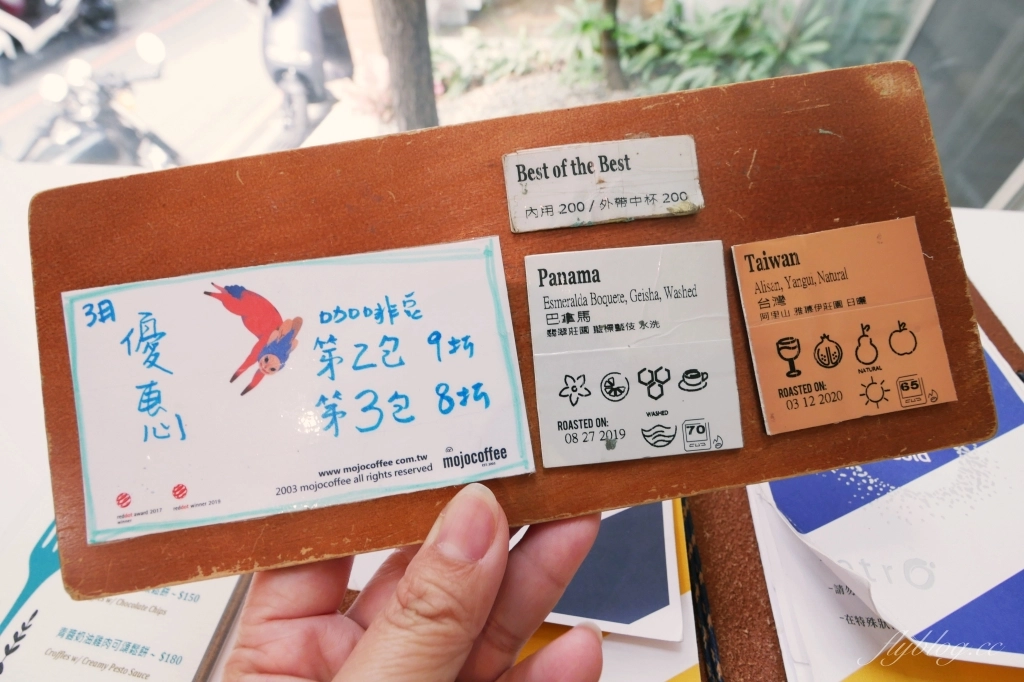 台中西區｜The Factory Mojocoffee．台灣最棒的25間咖啡廳台中第一名，精明商圈巷弄裡的純白建築 @飛天璇的口袋