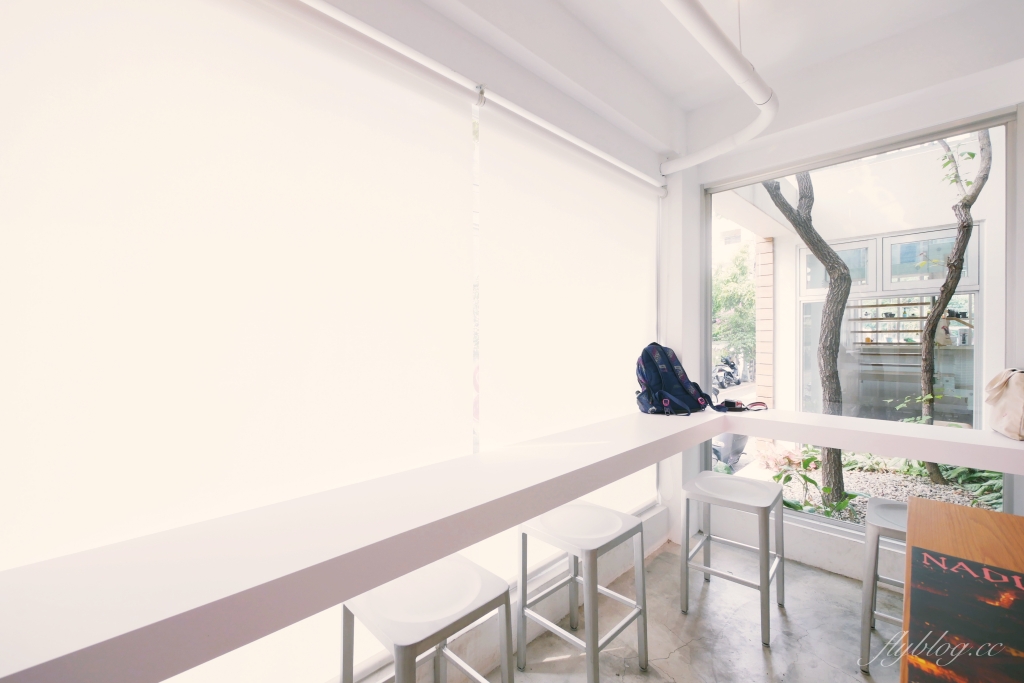 台中西區｜The Factory Mojocoffee．台灣最棒的25間咖啡廳台中第一名，精明商圈巷弄裡的純白建築 @飛天璇的口袋