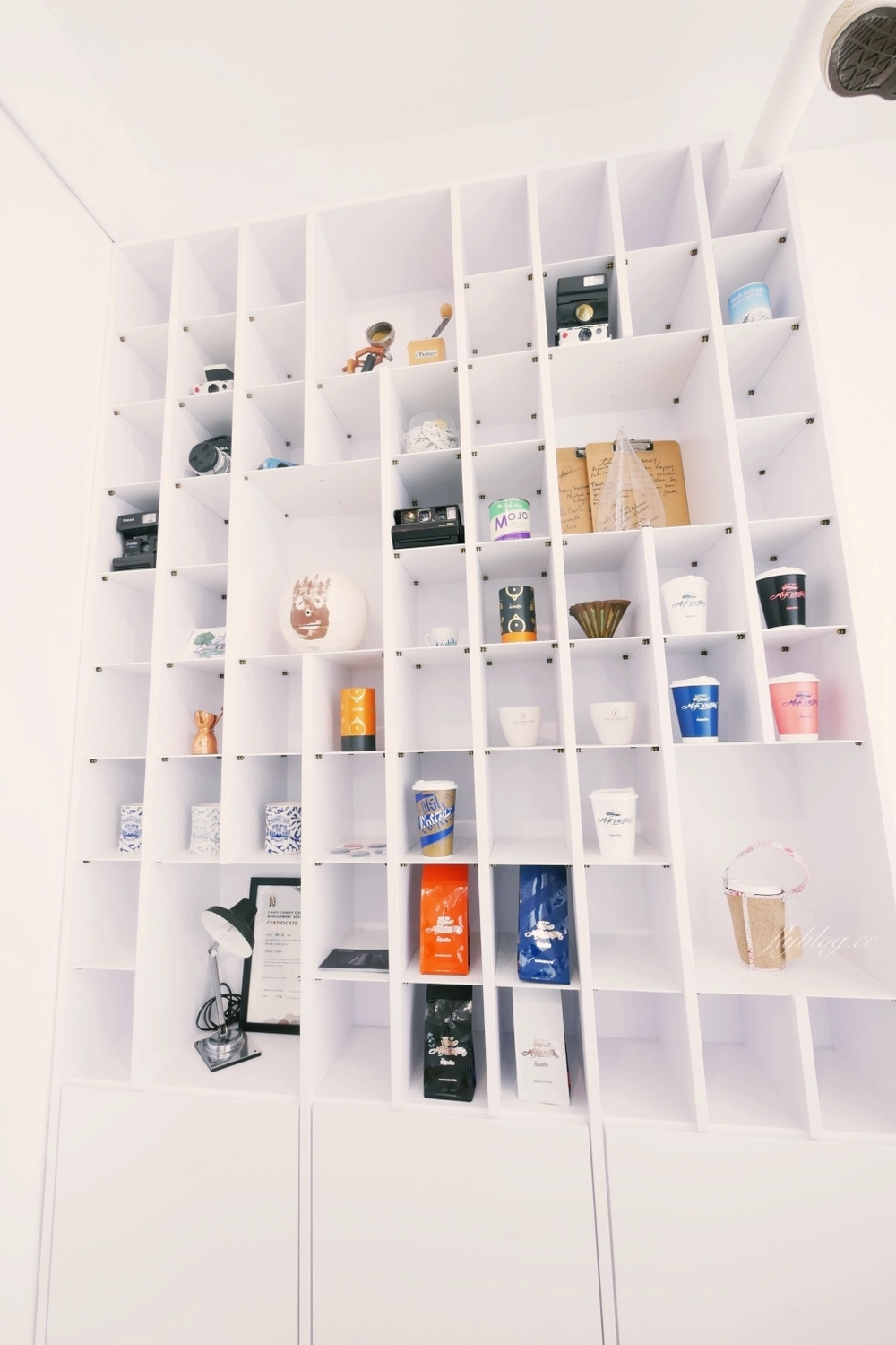 台中西區｜The Factory Mojocoffee．台灣最棒的25間咖啡廳台中第一名，精明商圈巷弄裡的純白建築 @飛天璇的口袋