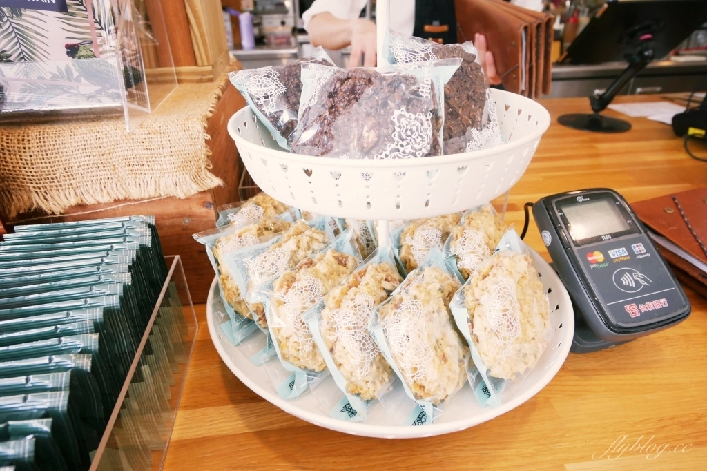 台中西區｜The Factory Mojocoffee．台灣最棒的25間咖啡廳台中第一名，精明商圈巷弄裡的純白建築 @飛天璇的口袋