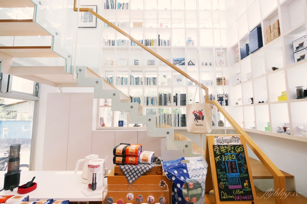台中西區｜The Factory Mojocoffee．台灣最棒的25間咖啡廳台中第一名，精明商圈巷弄裡的純白建築 @飛天璇的口袋