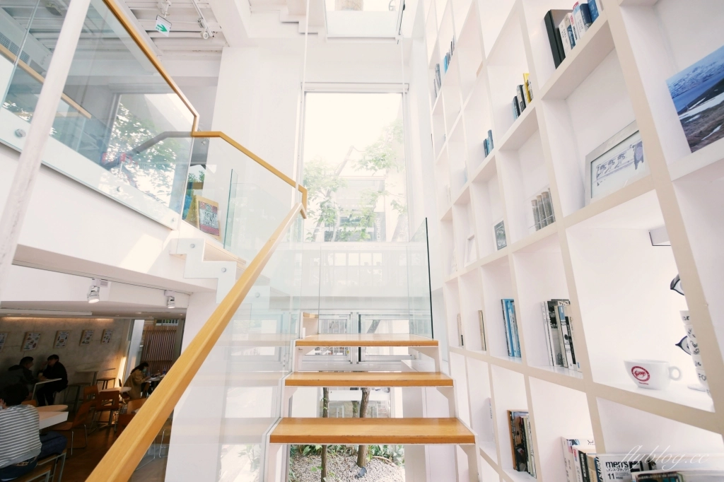 台中西區｜The Factory Mojocoffee．台灣最棒的25間咖啡廳台中第一名，精明商圈巷弄裡的純白建築 @飛天璇的口袋