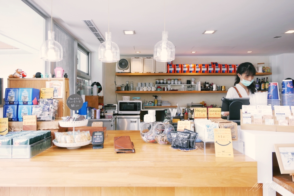 台中西區｜The Factory Mojocoffee．台灣最棒的25間咖啡廳台中第一名，精明商圈巷弄裡的純白建築 @飛天璇的口袋