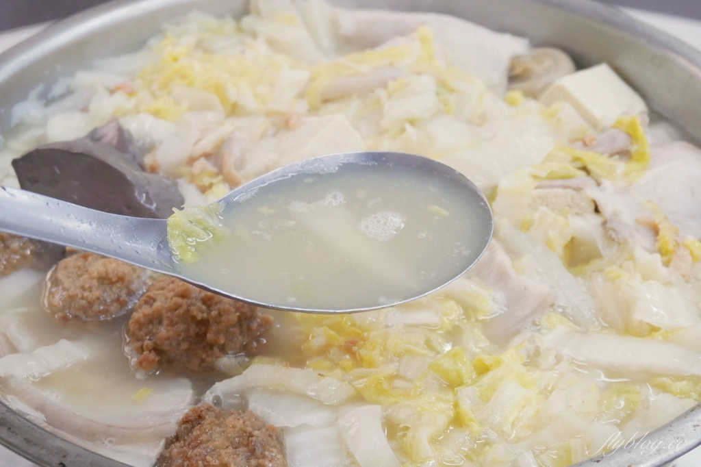 台中大雅｜老趙傳統麵食館．清泉崗老字號麵食館，冬天限定酸菜白肉鍋要預訂 @飛天璇的口袋