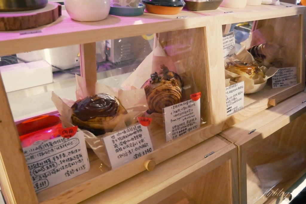 新竹北區｜吉十咖啡．新竹城隍廟人氣咖啡館，肉桂捲控必朝聖的名店 @飛天璇的口袋