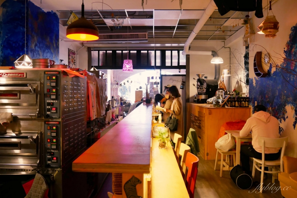 新竹北區｜吉十咖啡．新竹城隍廟人氣咖啡館，肉桂捲控必朝聖的名店 @飛天璇的口袋