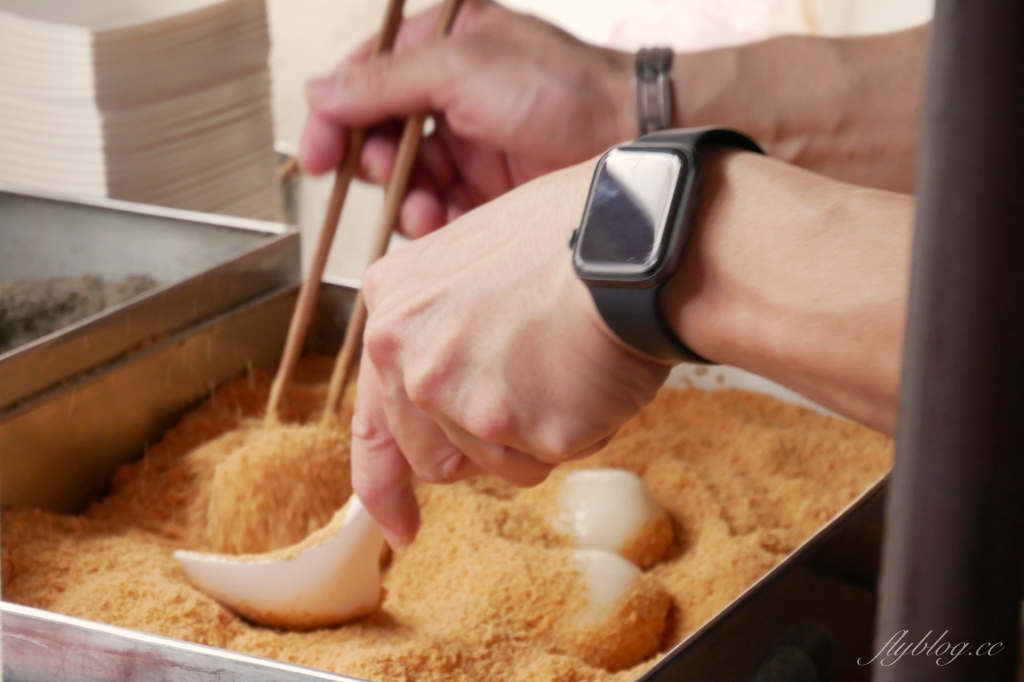 新竹北區｜周家燒麻糬，新竹城隍廟排隊美食燒麻糬，軟Q又療癒的古早味小吃 @飛天璇的口袋