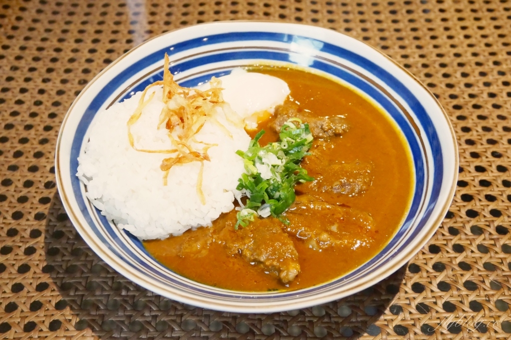 台中北區｜新高軒咖哩．藝人唐禹哲開的咖哩專賣店，濃濃的復古風進駐一中商圈 @飛天璇的口袋