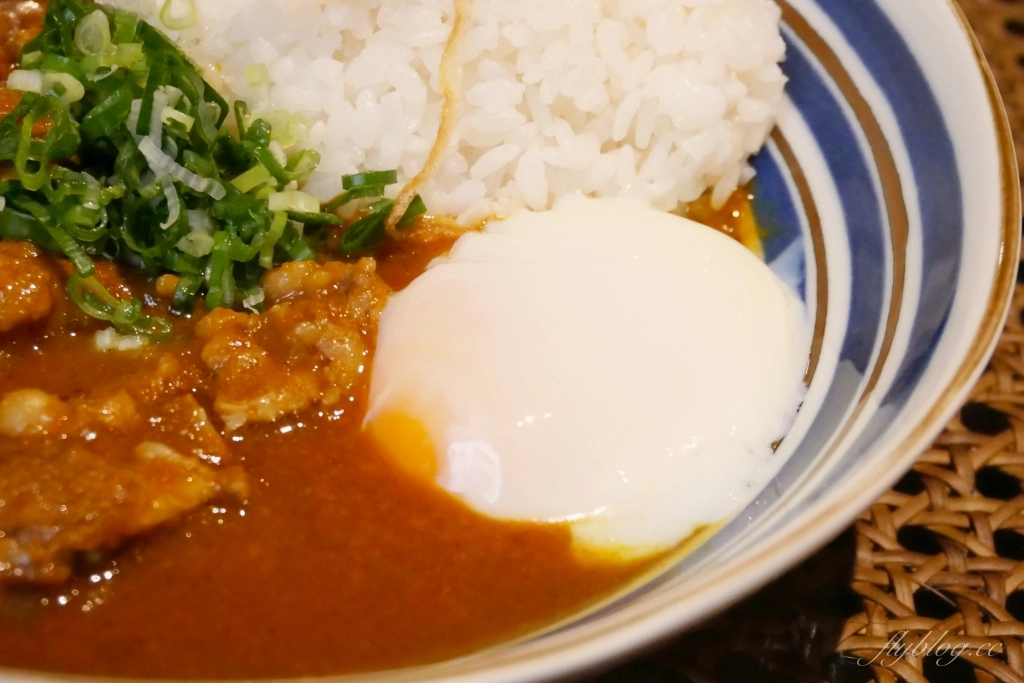 台中北區｜新高軒咖哩．藝人唐禹哲開的咖哩專賣店，濃濃的復古風進駐一中商圈 @飛天璇的口袋