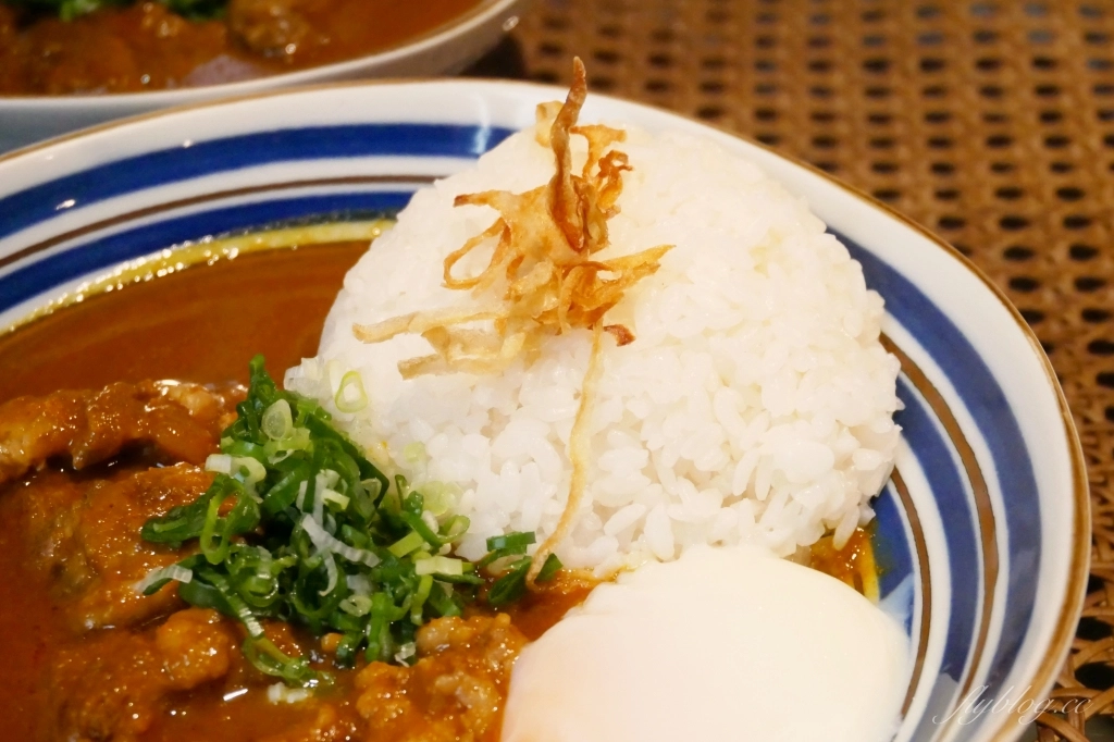 台中北區｜新高軒咖哩．藝人唐禹哲開的咖哩專賣店，濃濃的復古風進駐一中商圈 @飛天璇的口袋