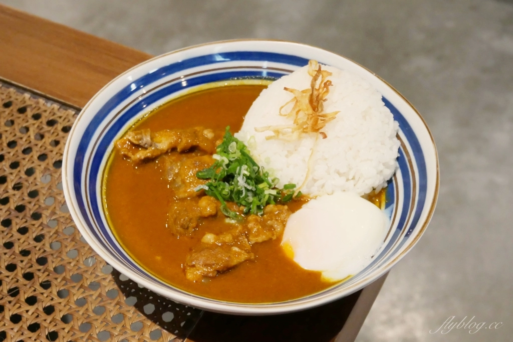 台中北區｜新高軒咖哩．藝人唐禹哲開的咖哩專賣店，濃濃的復古風進駐一中商圈 @飛天璇的口袋