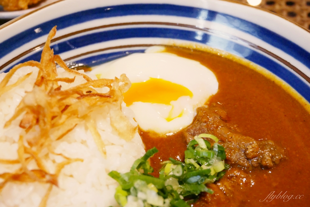 台中北區｜新高軒咖哩．藝人唐禹哲開的咖哩專賣店，濃濃的復古風進駐一中商圈 @飛天璇的口袋