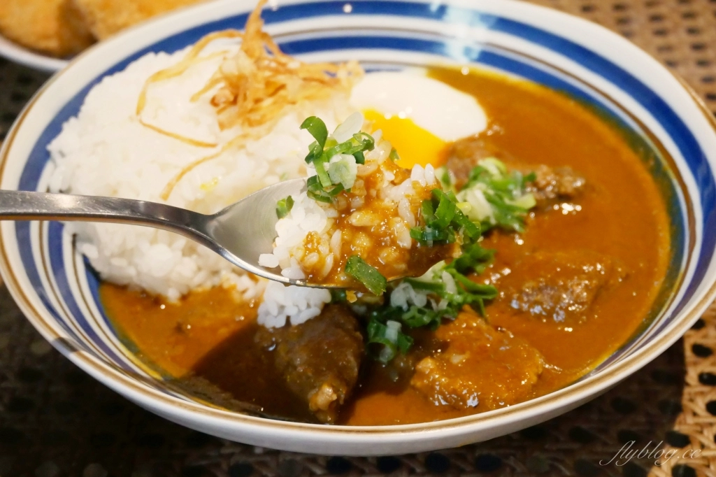 台中北區｜新高軒咖哩．藝人唐禹哲開的咖哩專賣店，濃濃的復古風進駐一中商圈 @飛天璇的口袋