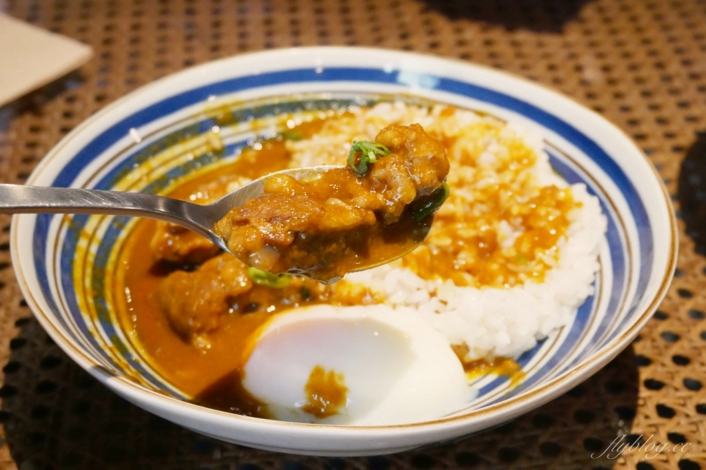 台中北區｜新高軒咖哩．藝人唐禹哲開的咖哩專賣店，濃濃的復古風進駐一中商圈 @飛天璇的口袋